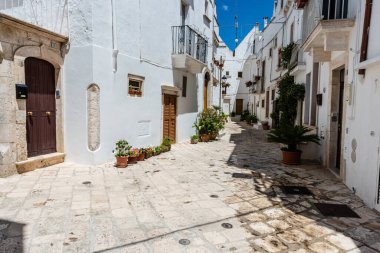 Yaz güneşinde Locorotondo. Sıcak Puglia