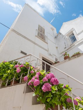 Yaz güneşinde Locorotondo. Sıcak Puglia