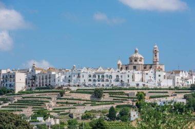 Yaz güneşinde Locorotondo. Sıcak Puglia