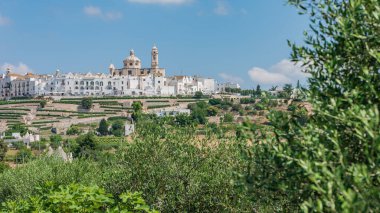 Yaz güneşinde Locorotondo. Sıcak Puglia
