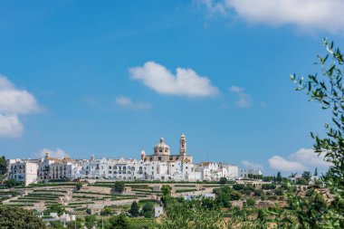 Yaz güneşinde Locorotondo. Sıcak Puglia