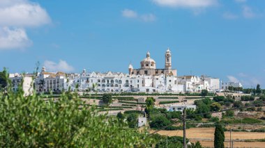 Yaz güneşinde Locorotondo. Sıcak Puglia