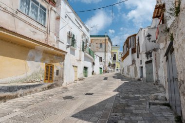 Massafra ve vadileri. Kayanın içine evler inşa edildi. Keşfedilmesi gereken bir Puglia. İtalya