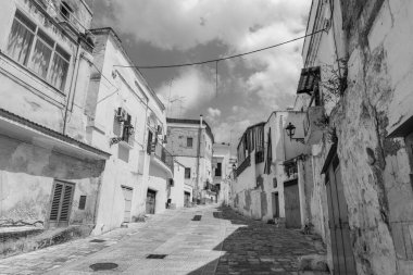 Massafra ve vadileri. Kayanın içine evler inşa edildi. Keşfedilmesi gereken bir Puglia. İtalya