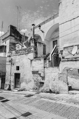 Massafra ve vadileri. Kayanın içine evler inşa edildi. Keşfedilmesi gereken bir Puglia. İtalya