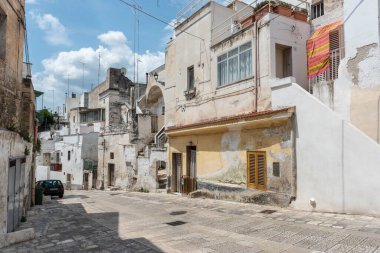 Massafra ve vadileri. Kayanın içine evler inşa edildi. Keşfedilmesi gereken bir Puglia. İtalya