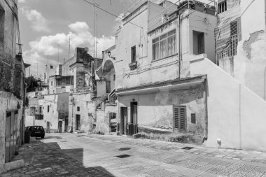 Massafra ve vadileri. Kayanın içine evler inşa edildi. Keşfedilmesi gereken bir Puglia. İtalya