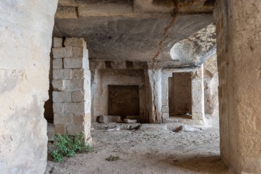 Massafra ve vadileri. Kayanın içine evler inşa edildi. Keşfedilmesi gereken bir Puglia. İtalya