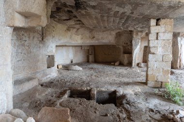 Massafra ve vadileri. Kayanın içine evler inşa edildi. Keşfedilmesi gereken bir Puglia. İtalya