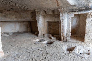 Massafra ve vadileri. Kayanın içine evler inşa edildi. Keşfedilmesi gereken bir Puglia. İtalya