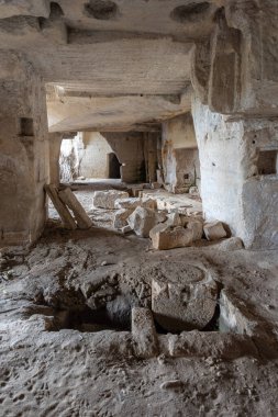 Massafra ve vadileri. Kayanın içine evler inşa edildi. Keşfedilmesi gereken bir Puglia. İtalya