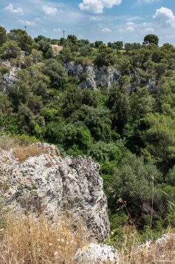 Massafra ve vadileri. Kayanın içine evler inşa edildi. Keşfedilmesi gereken bir Puglia. İtalya