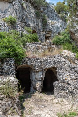 Massafra ve vadileri. Kayanın içine evler inşa edildi. Keşfedilmesi gereken bir Puglia. İtalya
