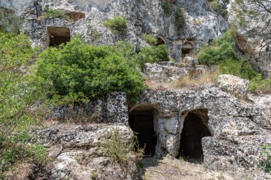 Massafra ve vadileri. Kayanın içine evler inşa edildi. Keşfedilmesi gereken bir Puglia. İtalya