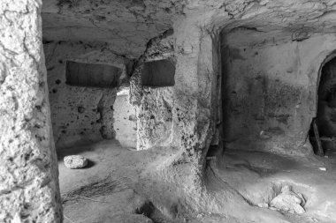 Massafra ve vadileri. Kayanın içine evler inşa edildi. Keşfedilmesi gereken bir Puglia. İtalya