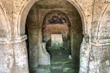 Massafra ve vadileri. Kayanın içine evler inşa edildi. Keşfedilmesi gereken bir Puglia. İtalya