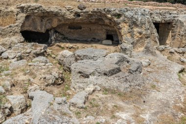 Massafra ve vadileri. Kayanın içine evler inşa edildi. Keşfedilmesi gereken bir Puglia. İtalya