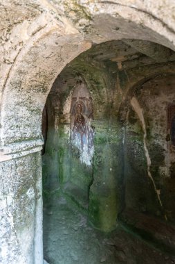 Massafra ve vadileri. Kayanın içine evler inşa edildi. Keşfedilmesi gereken bir Puglia. İtalya