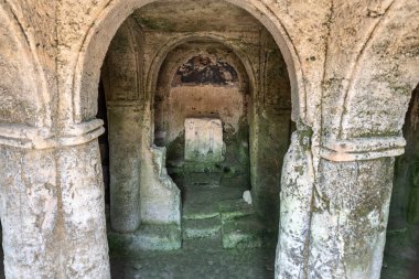 Massafra ve vadileri. Kayanın içine evler inşa edildi. Keşfedilmesi gereken bir Puglia. İtalya