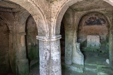 Massafra ve vadileri. Kayanın içine evler inşa edildi. Keşfedilmesi gereken bir Puglia. İtalya