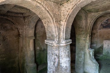 Massafra ve vadileri. Kayanın içine evler inşa edildi. Keşfedilmesi gereken bir Puglia. İtalya