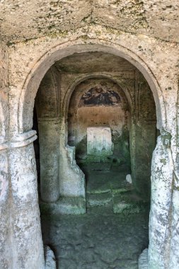 Massafra ve vadileri. Kayanın içine evler inşa edildi. Keşfedilmesi gereken bir Puglia. İtalya