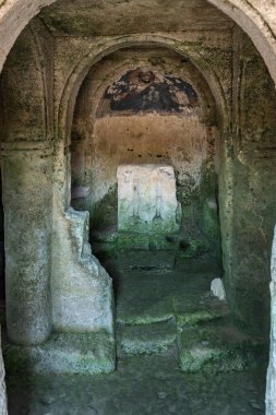 Massafra ve vadileri. Kayanın içine evler inşa edildi. Keşfedilmesi gereken bir Puglia. İtalya