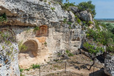 Massafra ve vadileri. Kayanın içine evler inşa edildi. Keşfedilmesi gereken bir Puglia. İtalya