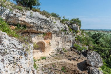 Massafra ve vadileri. Kayanın içine evler inşa edildi. Keşfedilmesi gereken bir Puglia. İtalya