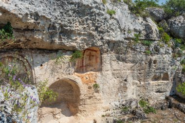 Massafra ve vadileri. Kayanın içine evler inşa edildi. Keşfedilmesi gereken bir Puglia. İtalya