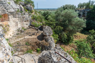Massafra ve vadileri. Kayanın içine evler inşa edildi. Keşfedilmesi gereken bir Puglia. İtalya