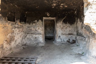 Massafra ve vadileri. Kayanın içine evler inşa edildi. Keşfedilmesi gereken bir Puglia. İtalya