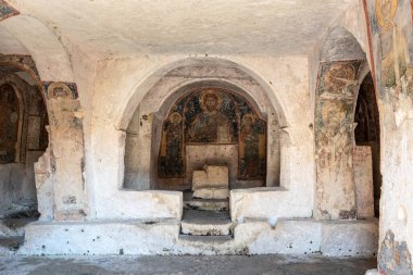 Massafra ve vadileri. Kayanın içine evler inşa edildi. Keşfedilmesi gereken bir Puglia. İtalya