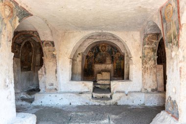 Massafra ve vadileri. Kayanın içine evler inşa edildi. Keşfedilmesi gereken bir Puglia. İtalya