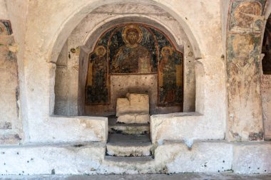 Massafra ve vadileri. Kayanın içine evler inşa edildi. Keşfedilmesi gereken bir Puglia. İtalya