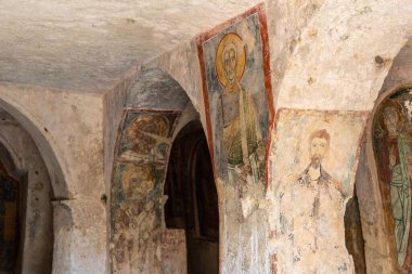 Massafra ve vadileri. Kayanın içine evler inşa edildi. Keşfedilmesi gereken bir Puglia. İtalya
