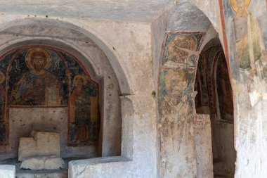 Massafra ve vadileri. Kayanın içine evler inşa edildi. Keşfedilmesi gereken bir Puglia. İtalya