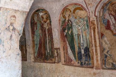 Massafra ve vadileri. Kayanın içine evler inşa edildi. Keşfedilmesi gereken bir Puglia. İtalya