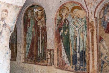 Massafra ve vadileri. Kayanın içine evler inşa edildi. Keşfedilmesi gereken bir Puglia. İtalya