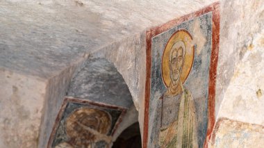 Massafra ve vadileri. Kayanın içine evler inşa edildi. Keşfedilmesi gereken bir Puglia. İtalya