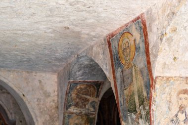 Massafra ve vadileri. Kayanın içine evler inşa edildi. Keşfedilmesi gereken bir Puglia. İtalya