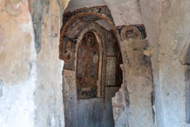 Massafra ve vadileri. Kayanın içine evler inşa edildi. Keşfedilmesi gereken bir Puglia. İtalya