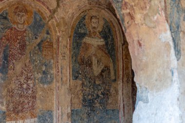 Massafra ve vadileri. Kayanın içine evler inşa edildi. Keşfedilmesi gereken bir Puglia. İtalya