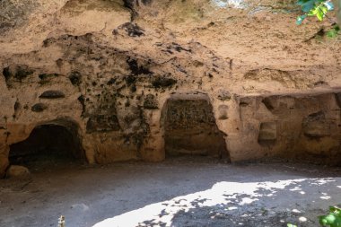 Massafra ve vadileri. Kayanın içine evler inşa edildi. Keşfedilmesi gereken bir Puglia. İtalya