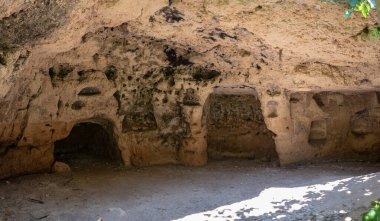 Massafra ve vadileri. Kayanın içine evler inşa edildi. Keşfedilmesi gereken bir Puglia. İtalya