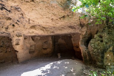 Massafra ve vadileri. Kayanın içine evler inşa edildi. Keşfedilmesi gereken bir Puglia. İtalya