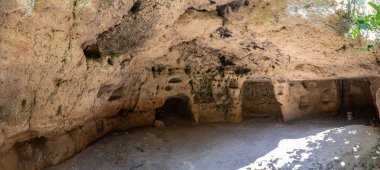 Massafra ve vadileri. Kayanın içine evler inşa edildi. Keşfedilmesi gereken bir Puglia. İtalya