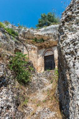 Massafra ve vadileri. Kayanın içine evler inşa edildi. Keşfedilmesi gereken bir Puglia. İtalya