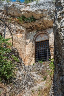 Massafra ve vadileri. Kayanın içine evler inşa edildi. Keşfedilmesi gereken bir Puglia. İtalya
