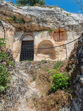 Massafra ve vadileri. Kayanın içine evler inşa edildi. Keşfedilmesi gereken bir Puglia. İtalya